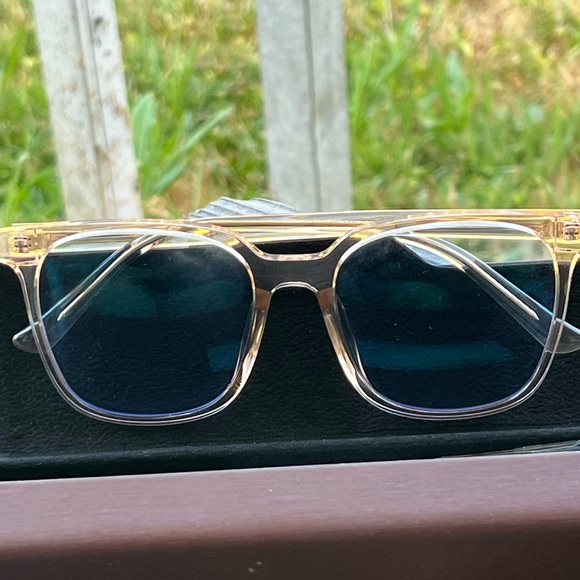Stylish Sunglasses with Tinted Lenses. - Picture 1 of 16